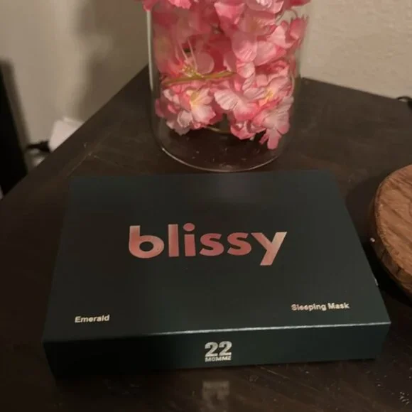 Blissy Emerald Silk Sleep Mask - Picture 5 of 5